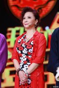 蔡明年近六十不服老，穿复古裙身材似“