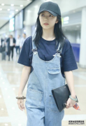 背带裤搭配T恤，29岁美成少女模样