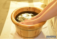 热水泡脚不利于健康吗
