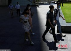 新加坡要求居家隔离的入境者必须佩戴电