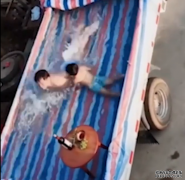 爸爸用卡车给孩子自制泳池走红，摆上小
