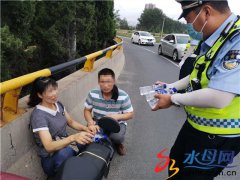 女子昏迷瘫坐高速路 福山高速交警伸援手