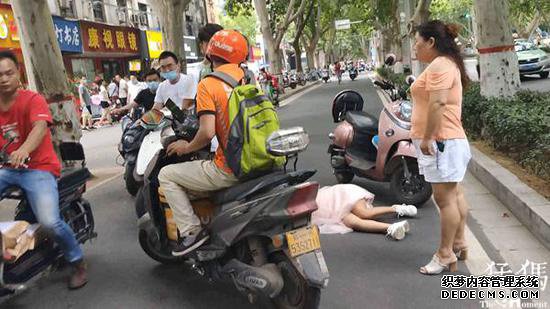 电动车撞伤女子后提速“闪人” 跑腿小哥见义勇为脱岗“追逃”