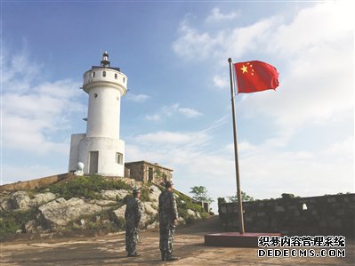 开山岛的旗帜高高飘扬