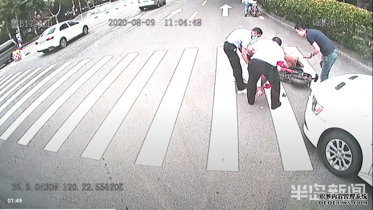 青岛街头一女子骑电动车被撞倒 公交驾驶员与热