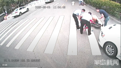 青岛街头一女子骑电动车被撞倒 公交驾驶
