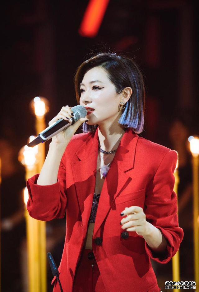 38岁万茜罕见“真空装”，亮片内衣搭西装真惹眼，平板身材也高级