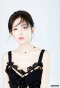 绿色波点裙配奶茶色针织衫大方秀长腿，