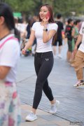 白色短袖衫搭配黑色瑜伽裤，舒适休闲