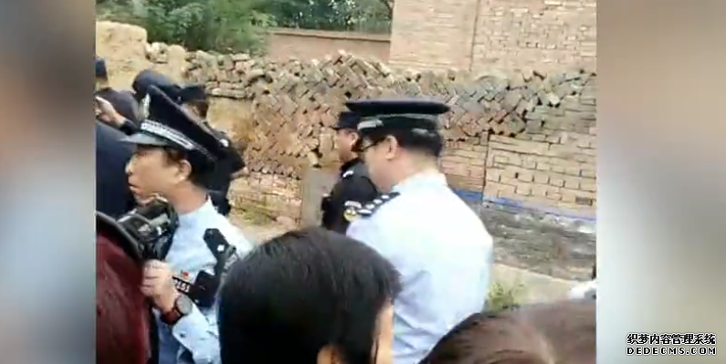 山西新绛3死1伤案嫌疑人指认现场画面曝光 民警荷枪实弹押解