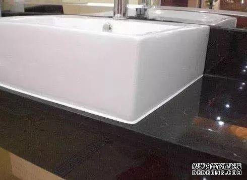 现在不用玻璃胶固定啦，改用塑钢泥代替，便宜好用还不担心发霉