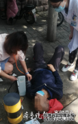 邹城一老人在医院门口突然倒地，4名医护