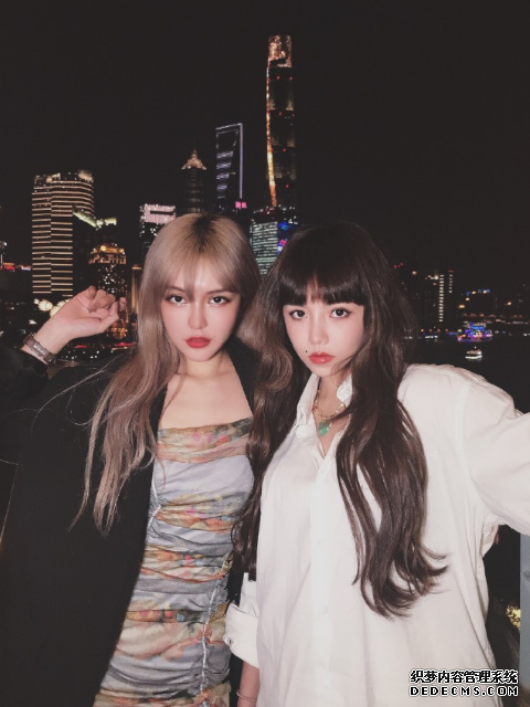 周扬青再拍新写真！齐刘海造型变身童话公主，网友：小猪太后悔