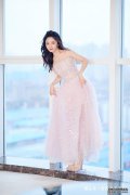 谭松韵新造型好美，一袭水粉色花瓣裙灵