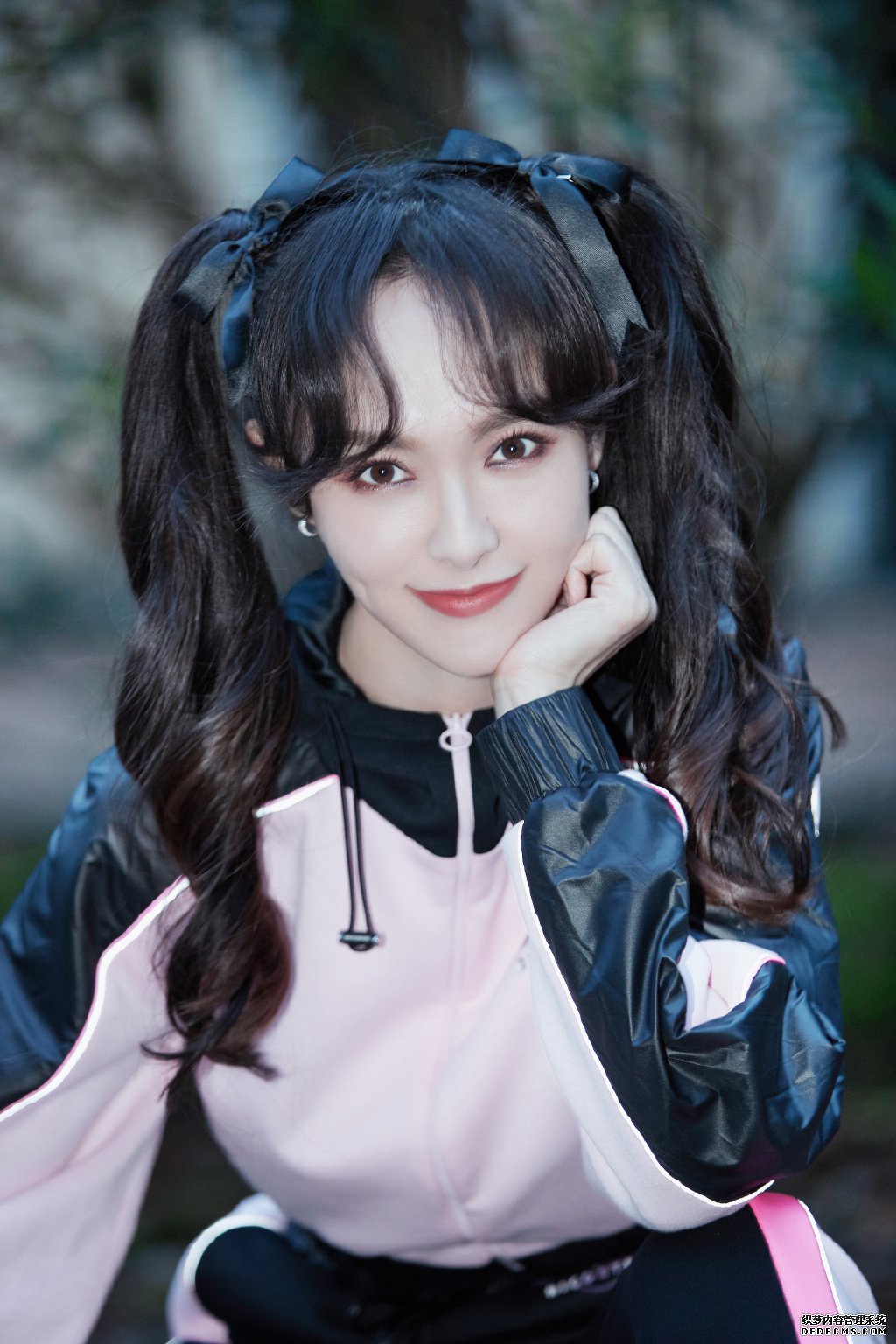 论少女感，我就服唐嫣！穿拼接运动装好有少女感，38岁像在校生