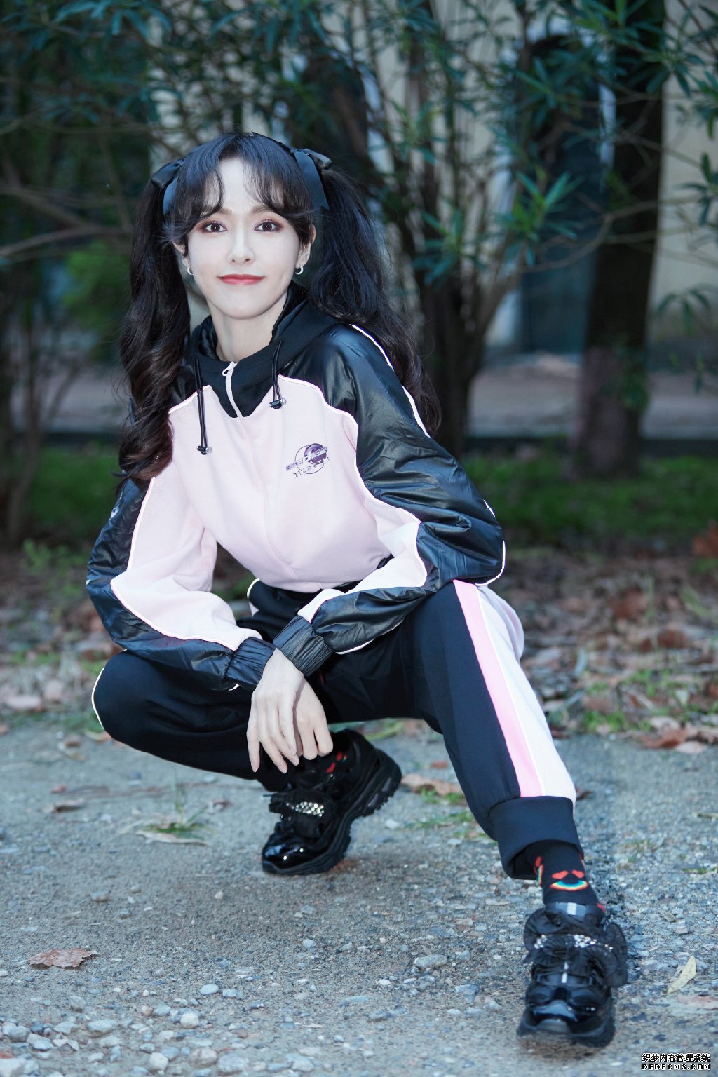 论少女感，我就服唐嫣！穿拼接运动装好有少女感，38岁像在校生