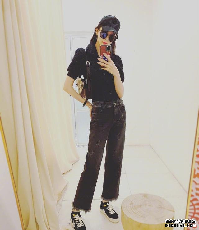 论少女感，我就服唐嫣！穿拼接运动装好有少女感，38岁像在校生