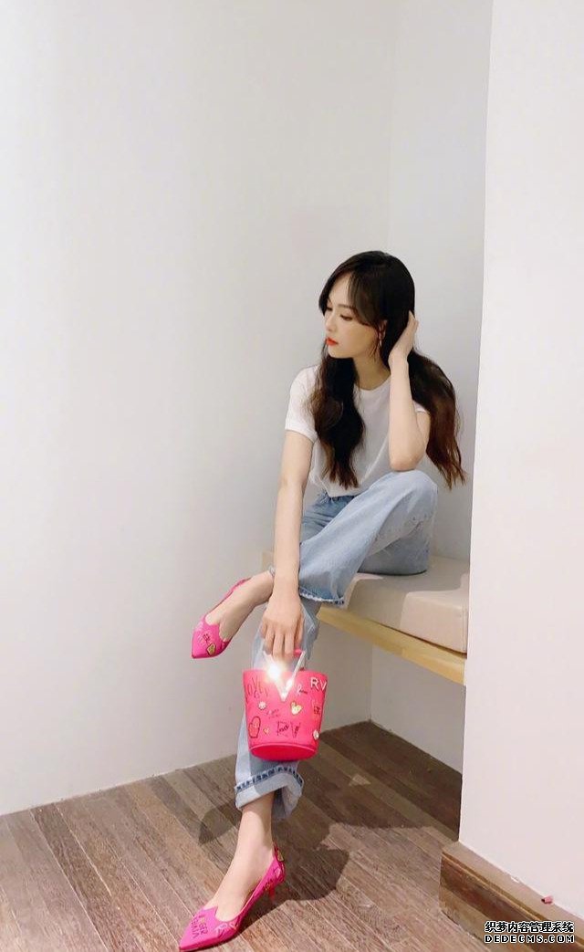 论少女感，我就服唐嫣！穿拼接运动装好有少女感，38岁像在校生
