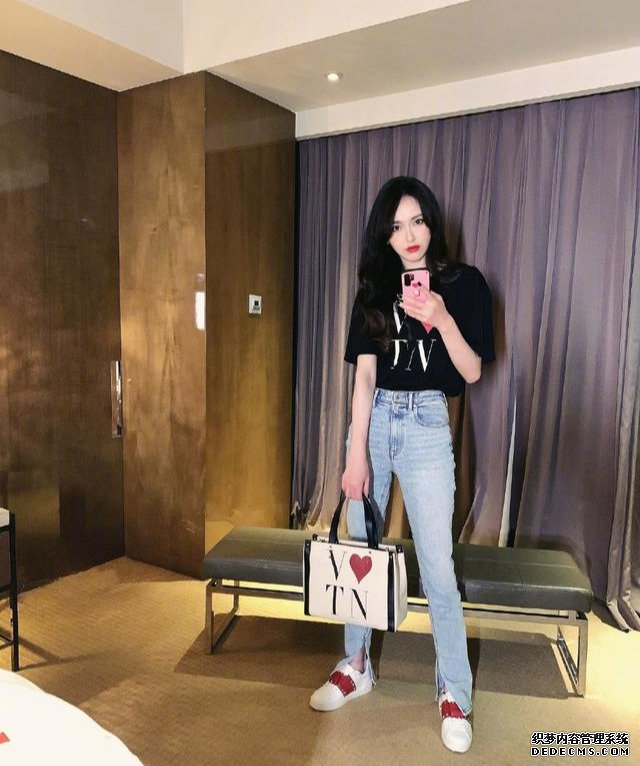 论少女感，我就服唐嫣！穿拼接运动装好有少女感，38岁像在校生
