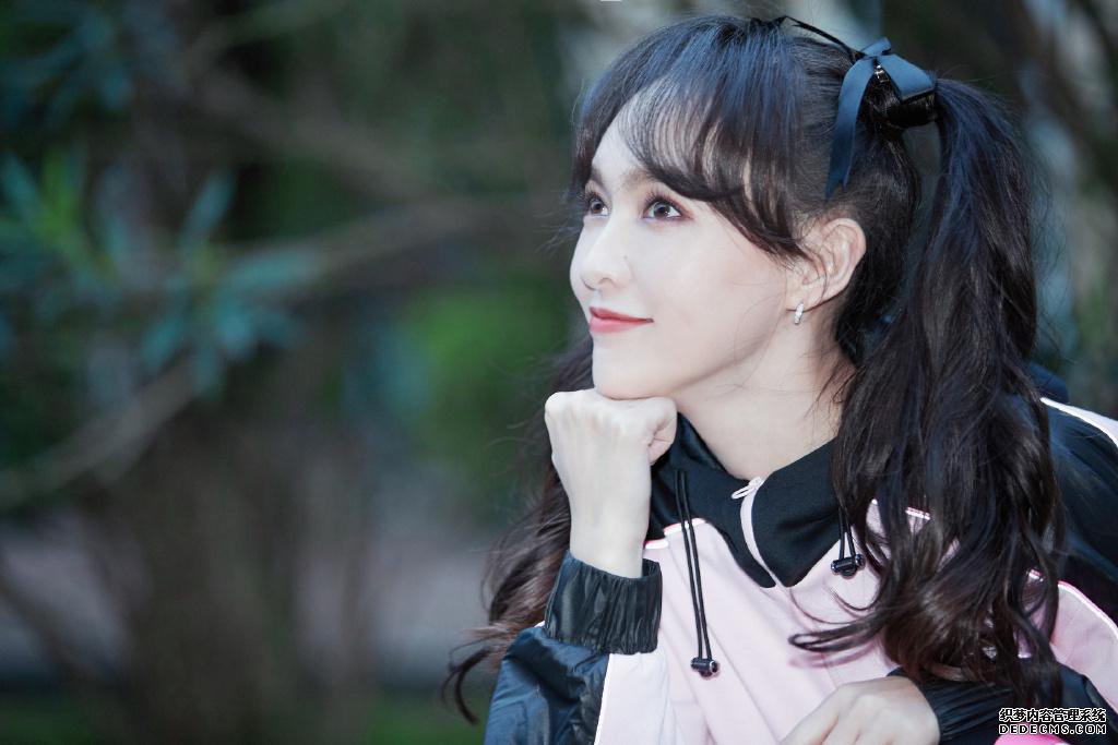 论少女感，我就服唐嫣！穿拼接运动装好有少女感，38岁像在校生