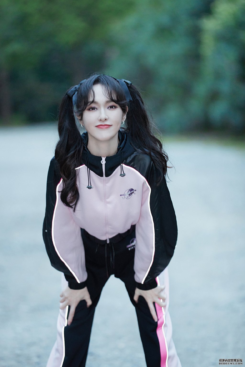 论少女感，我就服唐嫣！穿拼接运动装好有少女感，38岁像在校生