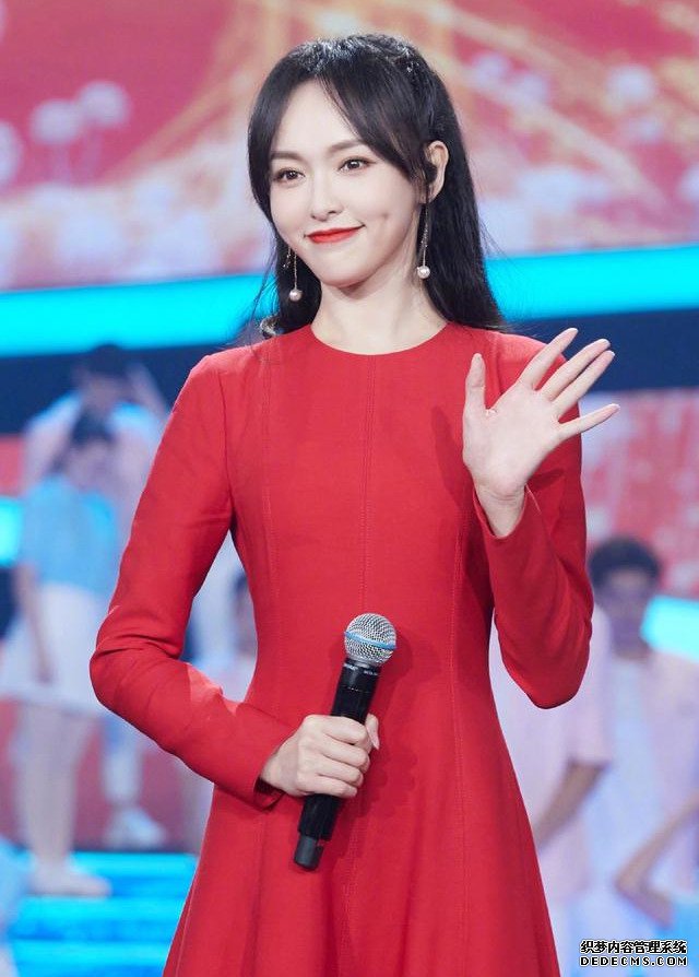论少女感，我就服唐嫣！穿拼接运动装好有少女感，38岁像在校生