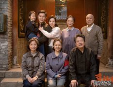从小学京剧，为了演戏剪了寸头
