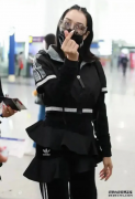 真服了50岁钟丽缇，穿运动服还要加木耳