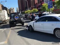 奥迪撞上大型越野，车主下车一阵奚落