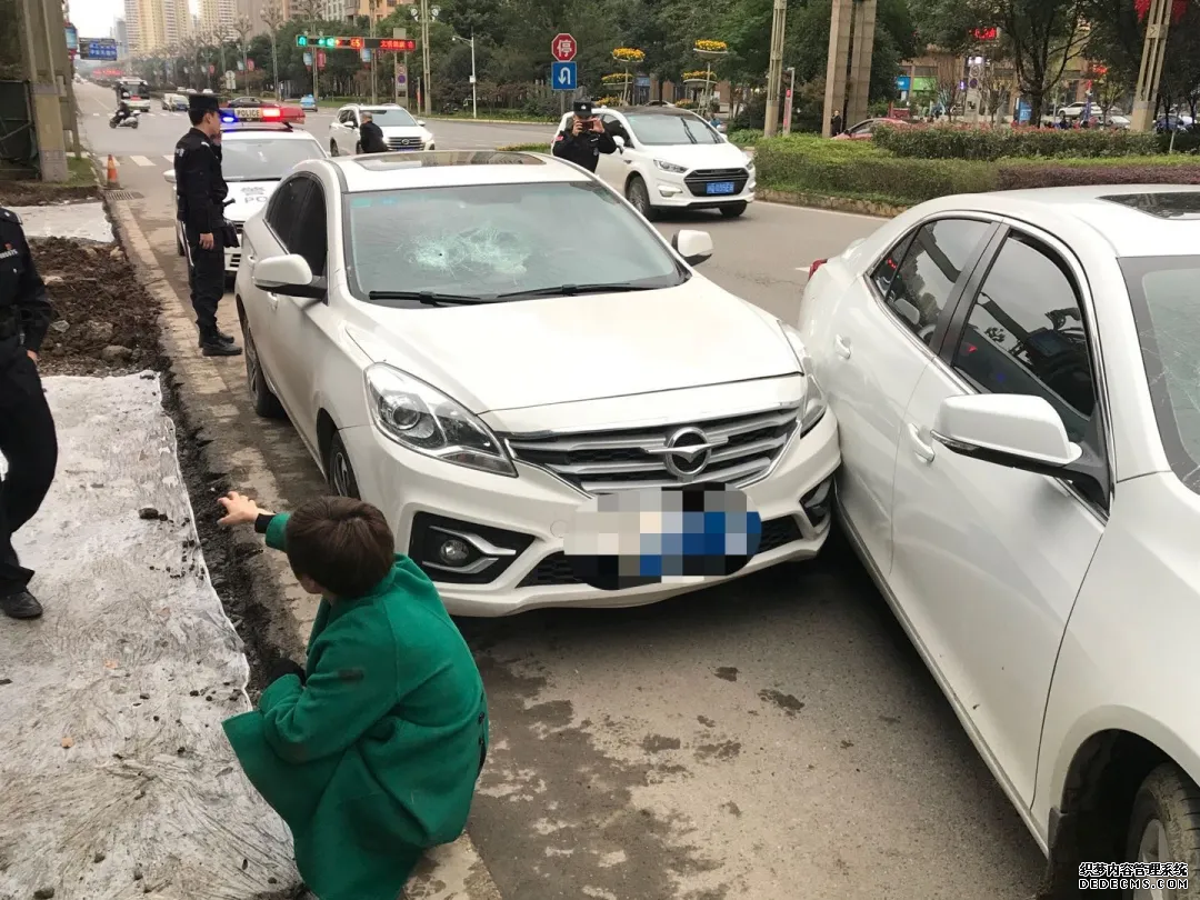 宜宾一对夫妻在法院门口打架、喝农药、拿榔头互砸车辆被及时制止