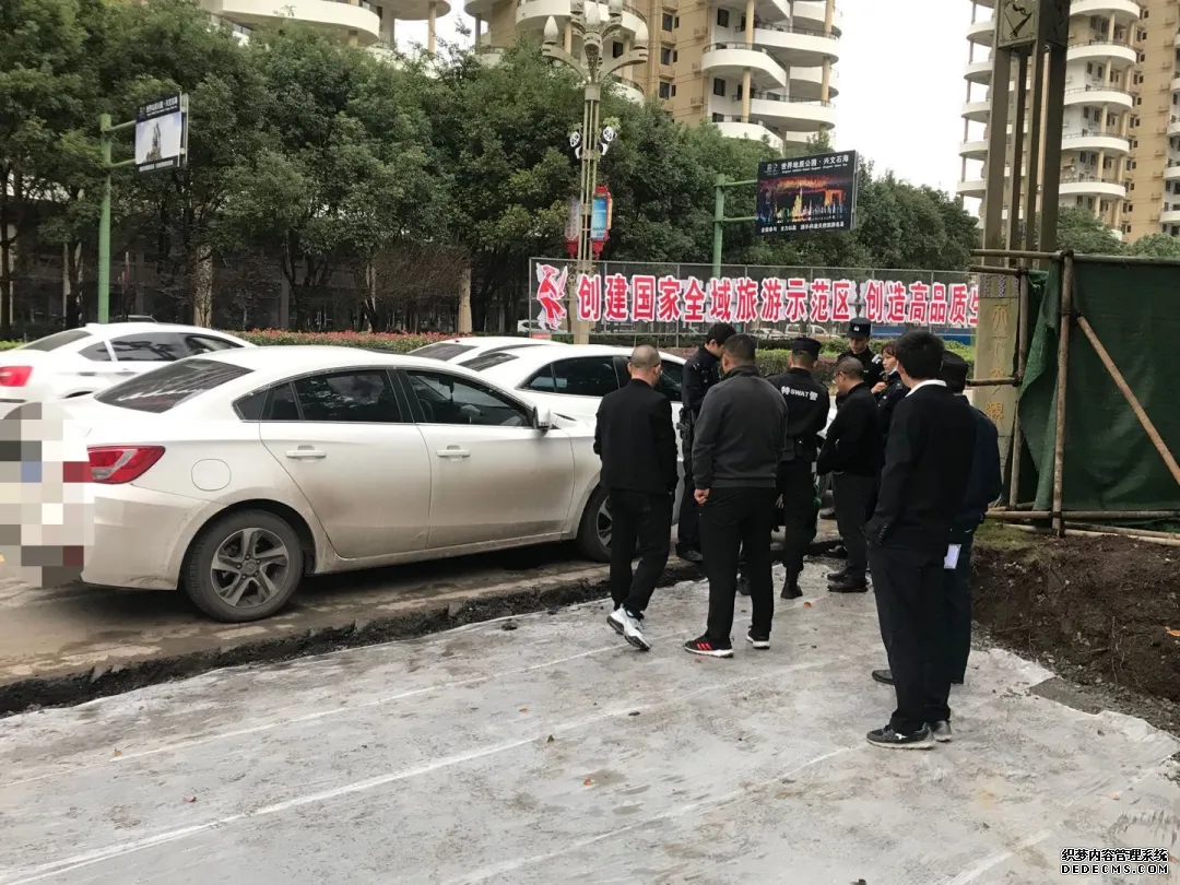 宜宾一对夫妻在法院门口打架、喝农药、拿榔头互砸车辆被及时制止