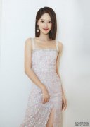 蓝盈莹真是一位有韵味的女人，穿上短裙