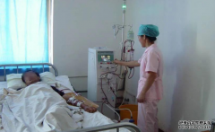 46岁男子，腰腹疼痛，查出尿毒症，为啥