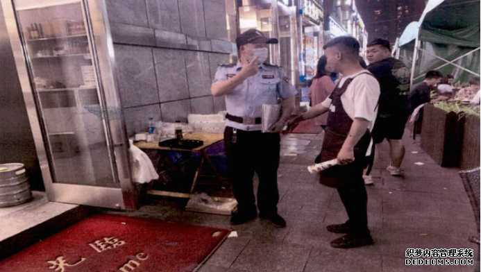 为了防止顾客被石头砸伤，店家搭起了雨棚