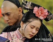 刘诗诗一家三口逛街被偶遇，打扮低调像