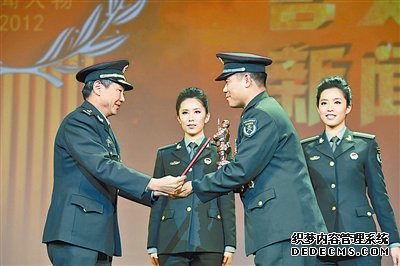 全军和武警部队“百名好班长新闻人物”颁奖仪式在北京中国剧院举行