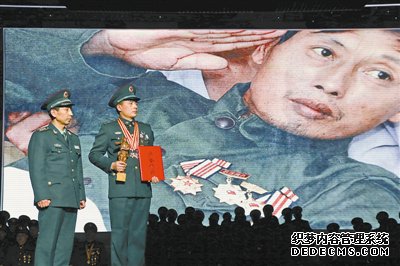全军和武警部队“百名好班长新闻人物”颁奖仪式在北京中国剧院举行