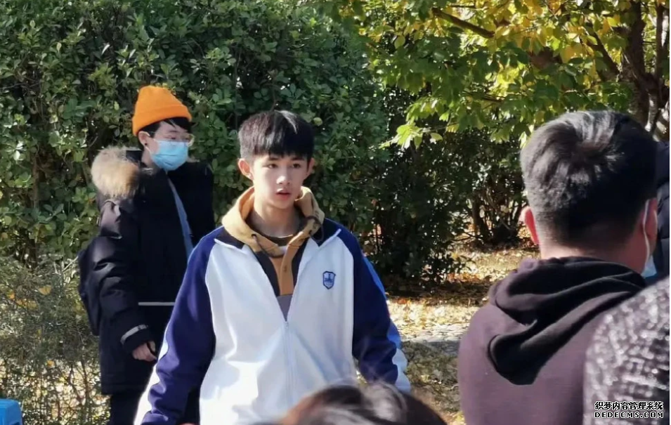 14岁荣梓杉暴风长大！拍戏路透曝光身高优越，凭“朱朝阳”出圈