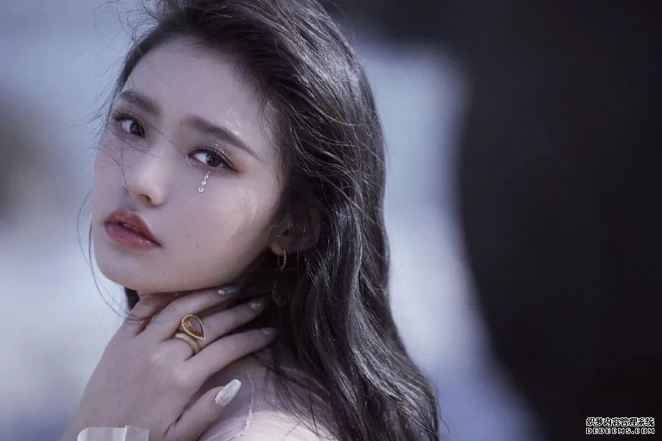 林允穿鳞片裙露香肩美如公主！雪肤娇嫩魔鬼身材凹凸有致