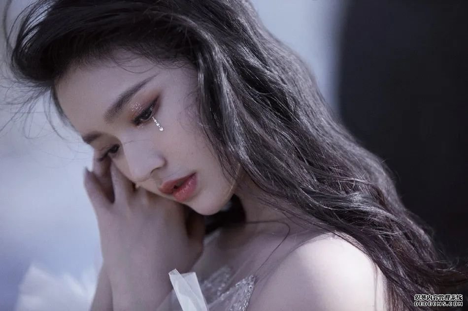 林允穿鳞片裙露香肩美如公主！雪肤娇嫩魔鬼身材凹凸有致