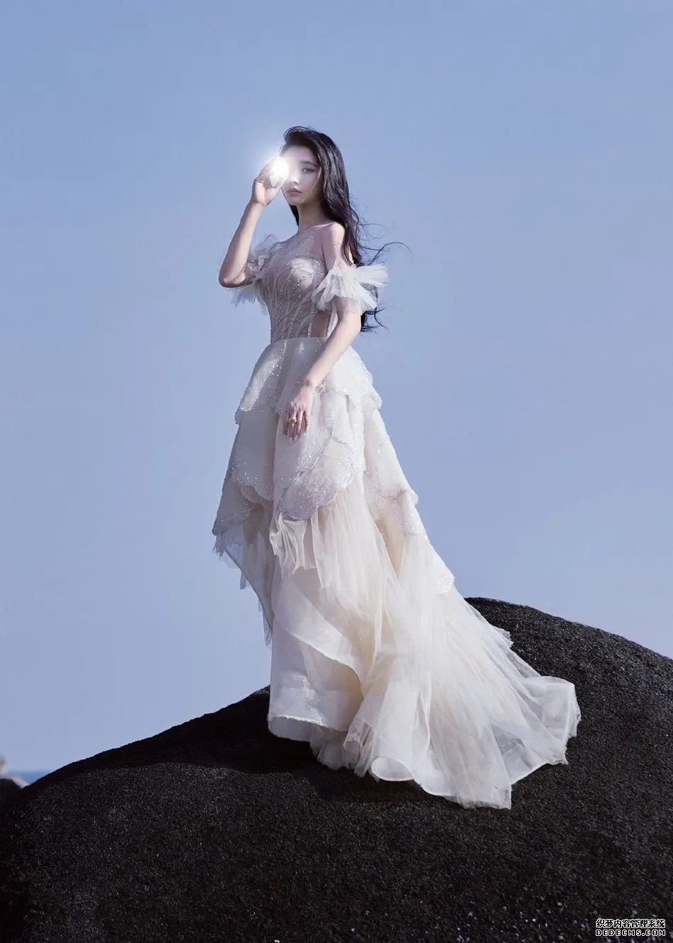 林允穿鳞片裙露香肩美如公主！雪肤娇嫩魔鬼身材凹凸有致