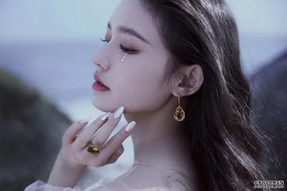 林允穿鳞片裙露香肩美如公主！雪肤娇嫩魔鬼身材凹凸有致