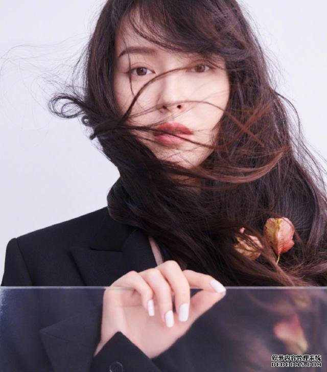 唐嫣杂志大片太美了，却疑被韩女星挤下正刊，新片收视差被指降咖