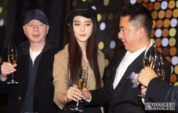 范冰冰又一起官司胜诉，低调现身机场，手上细节疑和李晨复合