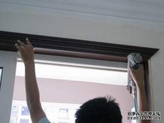 一旦木工把木门安装成这样，你立马让他