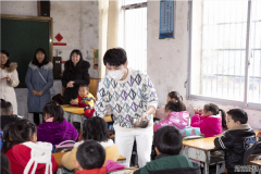 李佳琦带领团队探访了在自己家乡湖南捐