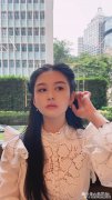 邱淑贞女儿沈月晒圣诞照，红裙配黑发性