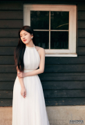 赵露思这是开挂了吧，“挂脖裙”端庄大