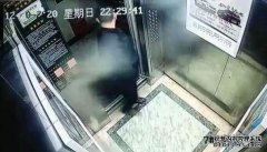 男子电梯小便惹热议