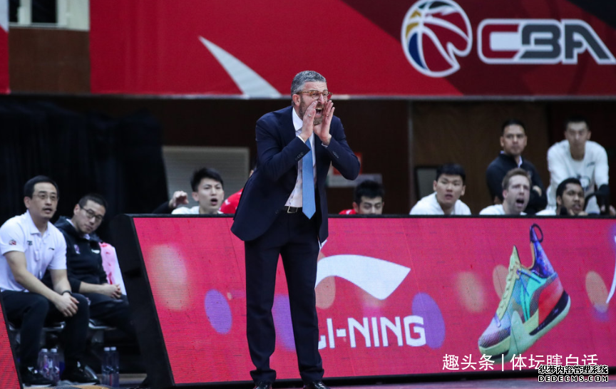 王骁辉上演暴扣，北京首钢打疯了！大胜江苏男篮，送李楠4连败